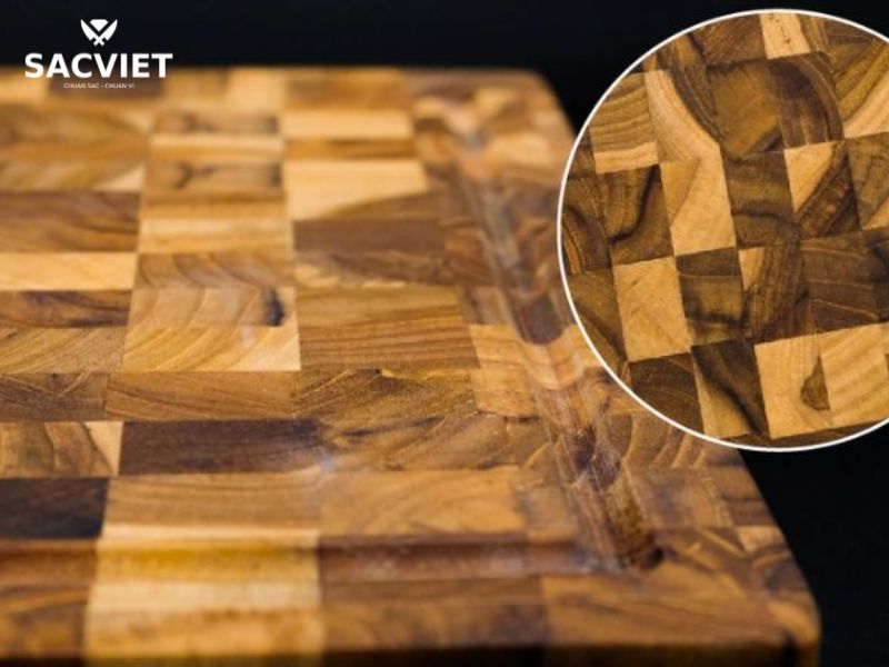 Thớt gỗ teak được biết đến với độ bền rất cao, có thể sử dụng trong một thời gian dài mà không lo bị mài mòn hay nứt vỡ. Điều này là nhờ vào kết cấu gỗ đặc biệt, dày và cứng cáp. Bạn sẽ không phải thay thớt thường xuyên như các loại thớt khác, điều này giúp bạn tiết kiệm chi phí lâu dài.